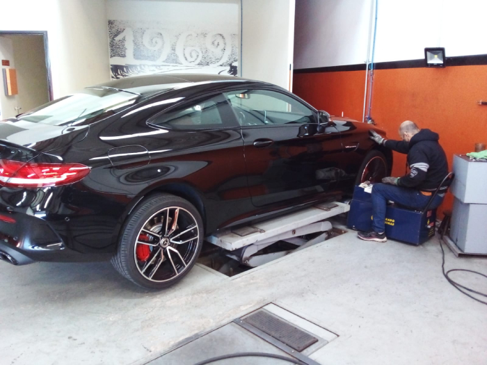 O balanceamento de rodas do seu veículo é responsável por melhorar a vibração causada pelo desbalanceamento da distribuição do material dos pneus e rodas. Precisa deste serviço? Entre em contato com o Taciro AutoCenter e faça seu orçamento!