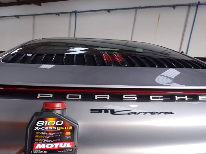 Troca de Óleo A Troca de Óleo de veículos é realizada no Taciro Autocenter, assim como a troca de velas, limpeza de TBI, troca de correias e amortecedores, entre outras manutenções. Precisa deste serviço? Entre em contato e faça um orçamento!
